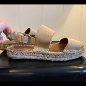 Alohas Sandal. Double strap platform. Camel